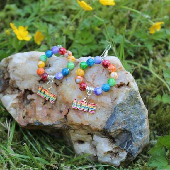 🏳️🌈🌈 Gay Pride beaded hoop dangle LOVE earrings - Picture 4 of 5